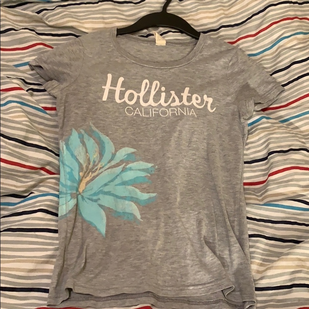 Hollister graphic tee